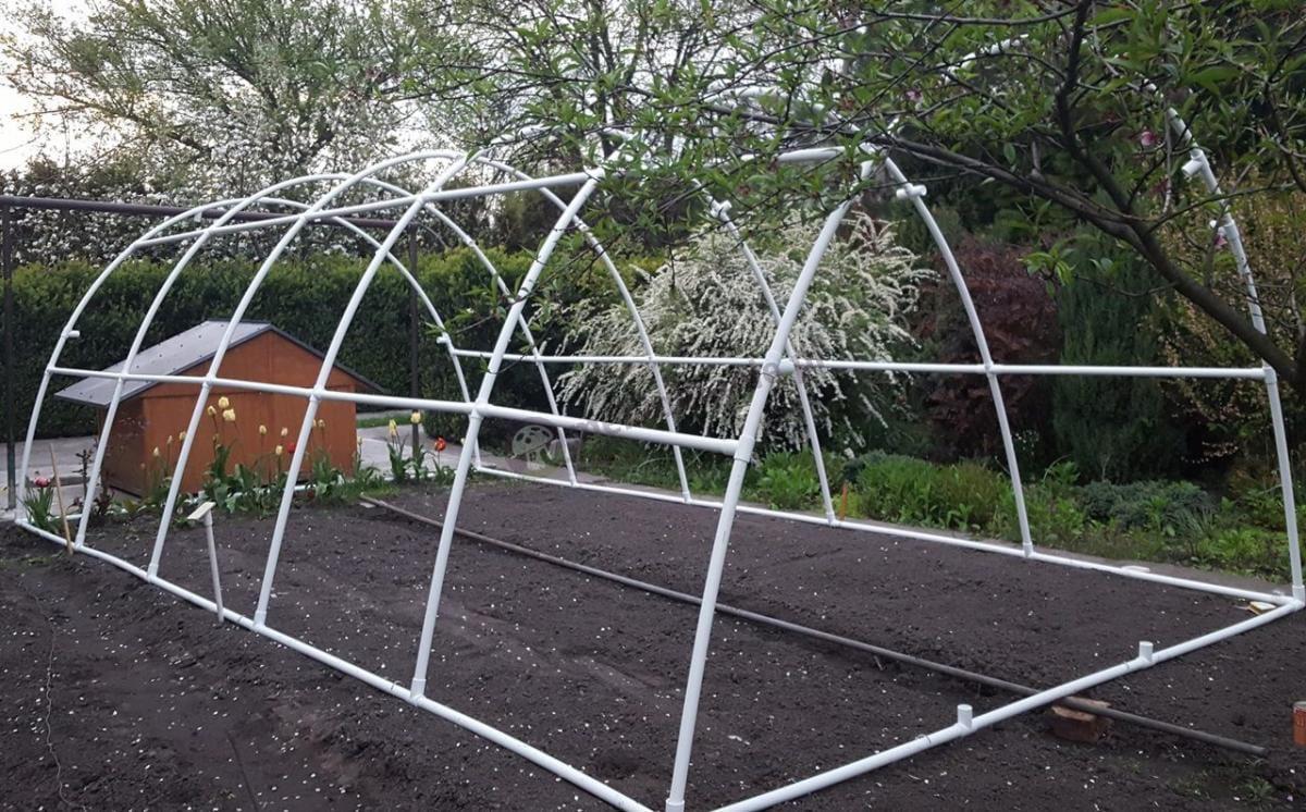 długi tunel ogrodowy z PCV biały stabilny z drzwiami