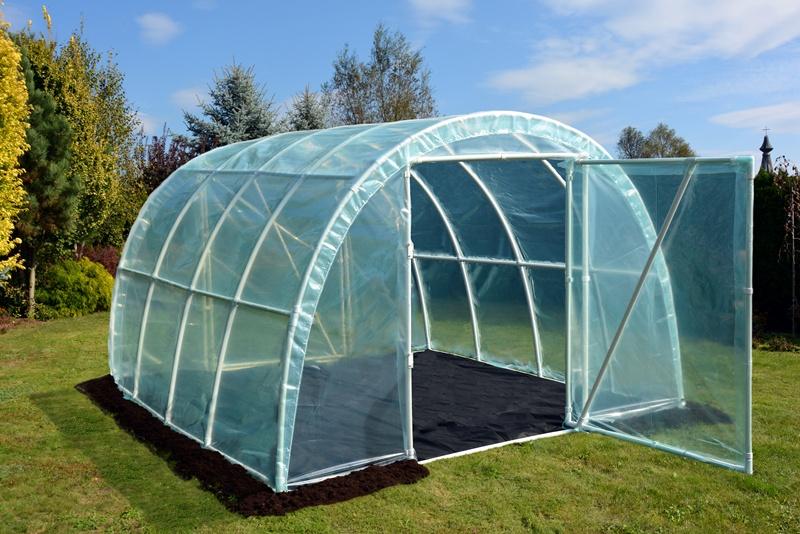 Biały tunel foliowy z drzwiami do uprawy warzyw